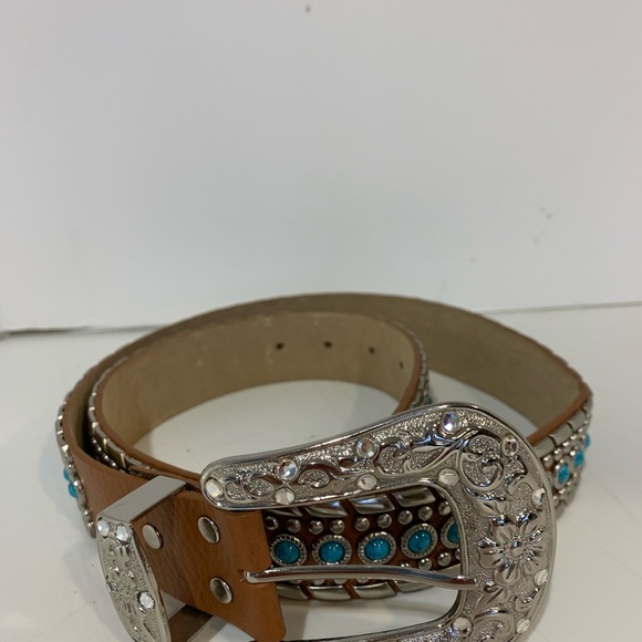 Genuine Italian leather turquoise studded belt with silver details. 41” long - Picture 5 of 9